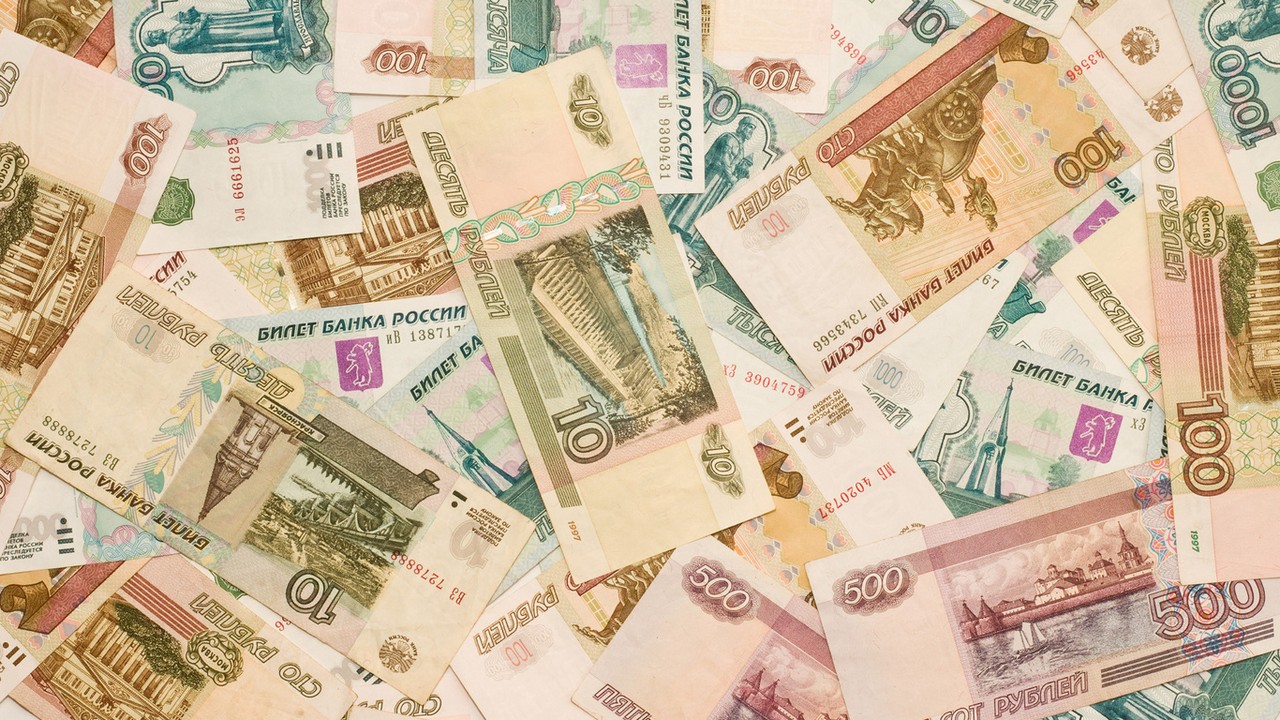 Расплата за поездку с водителем такси сувенирными банкнотами
