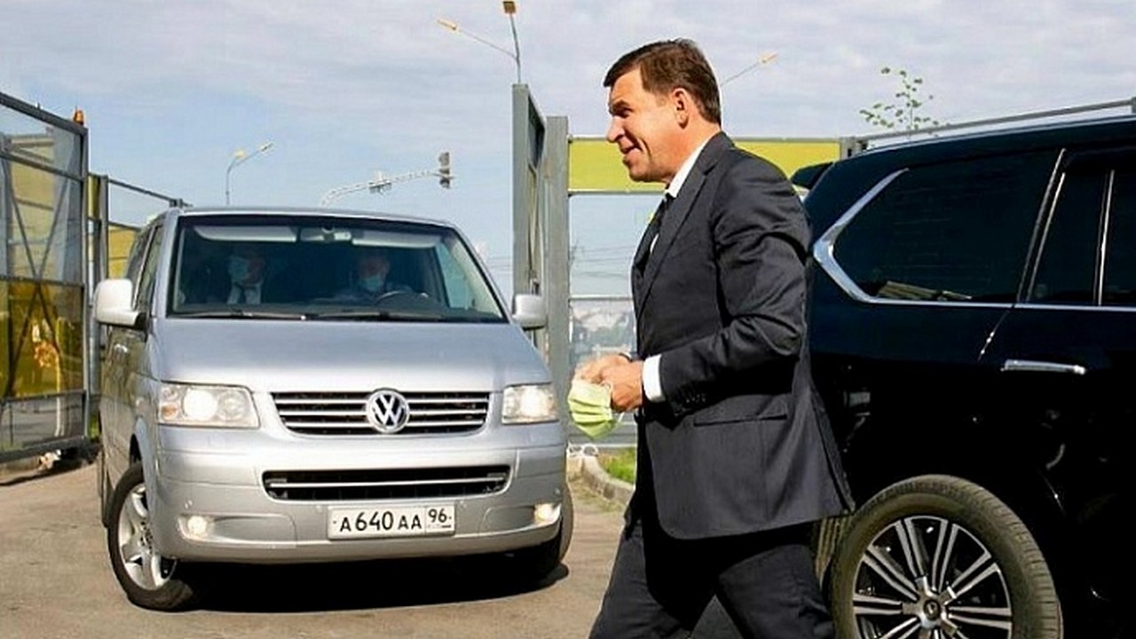 По поручению Евгения Куйвашева муниципальные органы власти передают автомобили врачам для выездов к больным коронавирусом