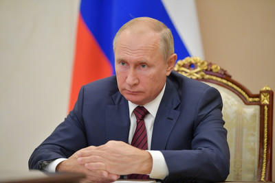 Владимир Путин поручил досрочно начать единовременные выплаты на школьников по 10 тысяч рублей