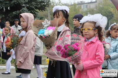 Классный праздник сентября: торжественные линейки в школах Каменска-Уральского