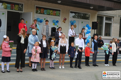 «Школа – хорошее место». В Каменске-Уральском проходят торжественные линейки для первоклассников и выпускников